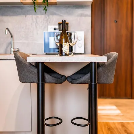 Apartment Vesta Dew- Modern With Free Parking In