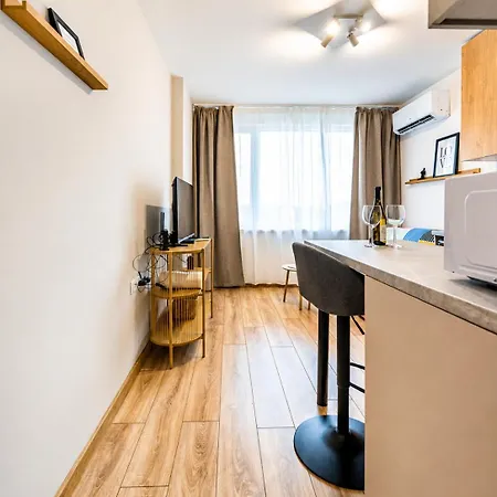 Apartment Vesta Dew- Modern With Free Parking In