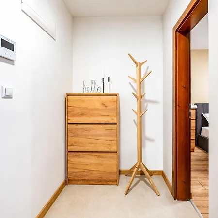Apartment Vesta Dew- Modern With Free Parking In